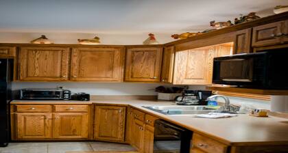 Lake house with washer/dryer, central AC, game rom, deck & yard