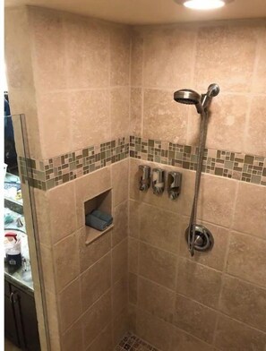 Douche, sĂšche-cheveux, serviettes fournies, savon