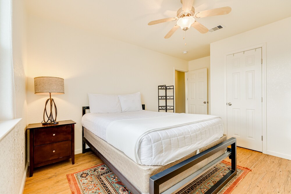 Spacious dogfriendly home with waterview, balcony, firepit, & washer