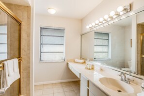 Hair dryer, towels - Snowbird Paradise w/Pool, Game Room & Pet-Friendly (Punta Gorda)