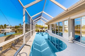 Een verwarmd zwembad