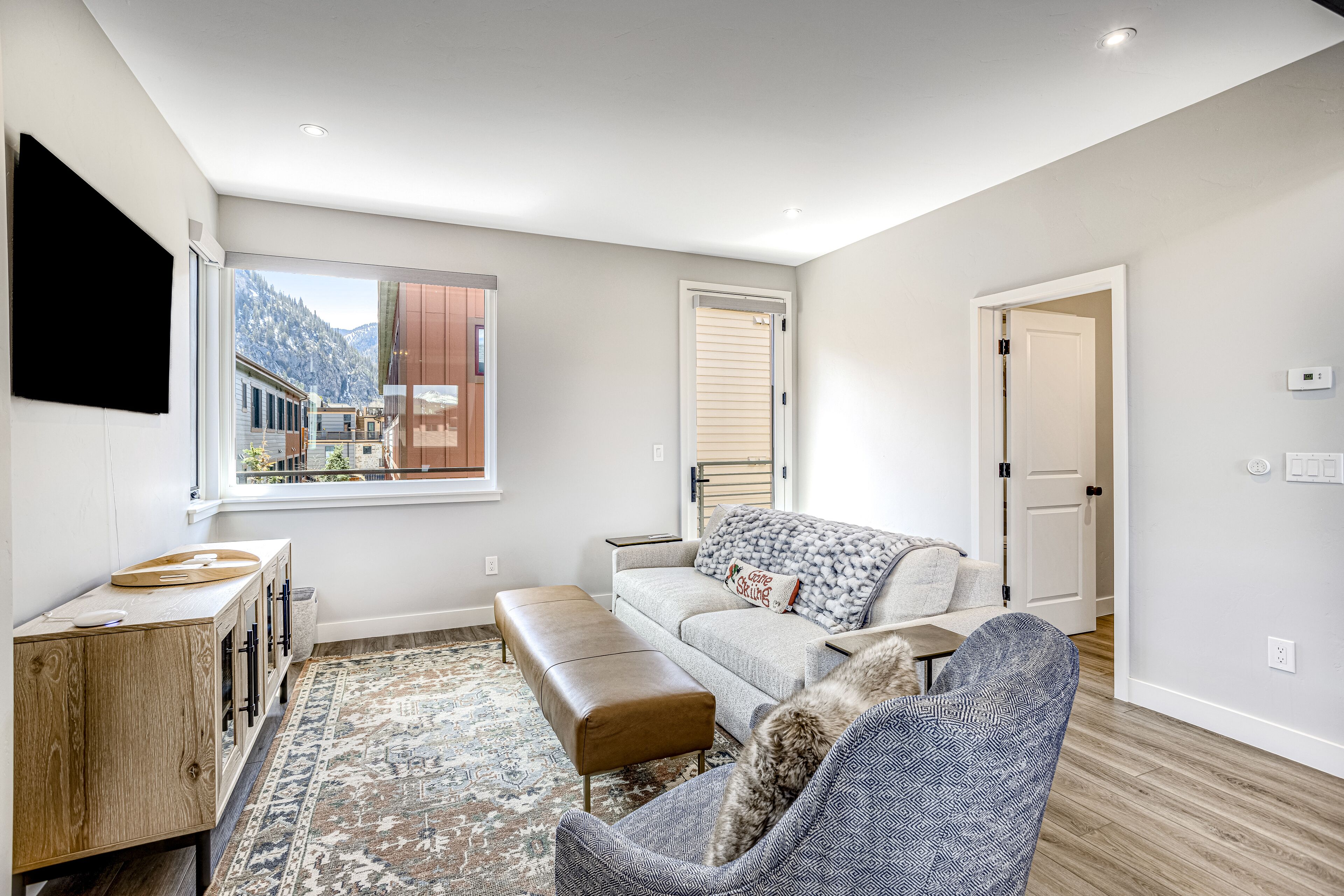 Gorgeous condo centrally located in Main St Frisco with stove & mountain views