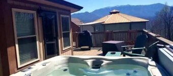 Above it All, New Hot Tub - luxury and nature.