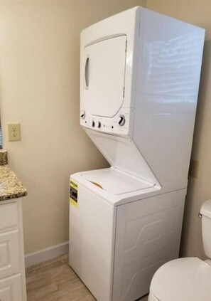 Ensemble douche/baignoire, sèche-cheveux, serviettes fournies