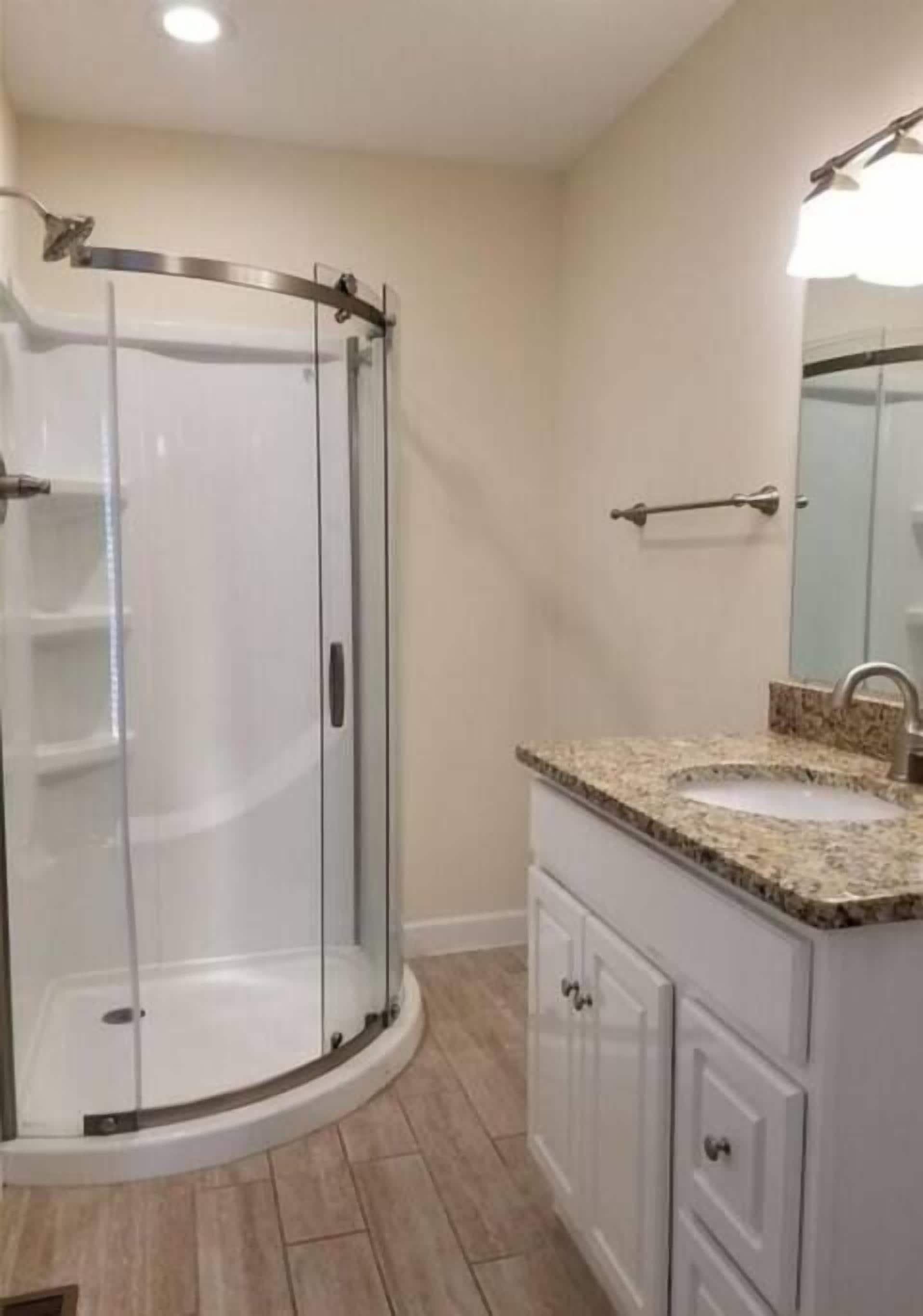 Combined shower/tub, hair dryer, towels