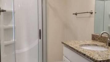 Combined shower/tub, hair dryer, towels