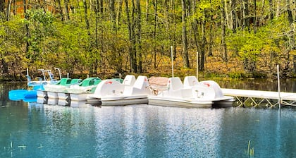 1st-floor lakefront condo with mountain views & pool - near ski/hiking