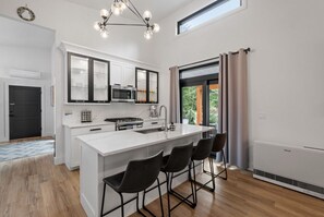 冷蔵庫、電子レンジ、オーブン、コンロ