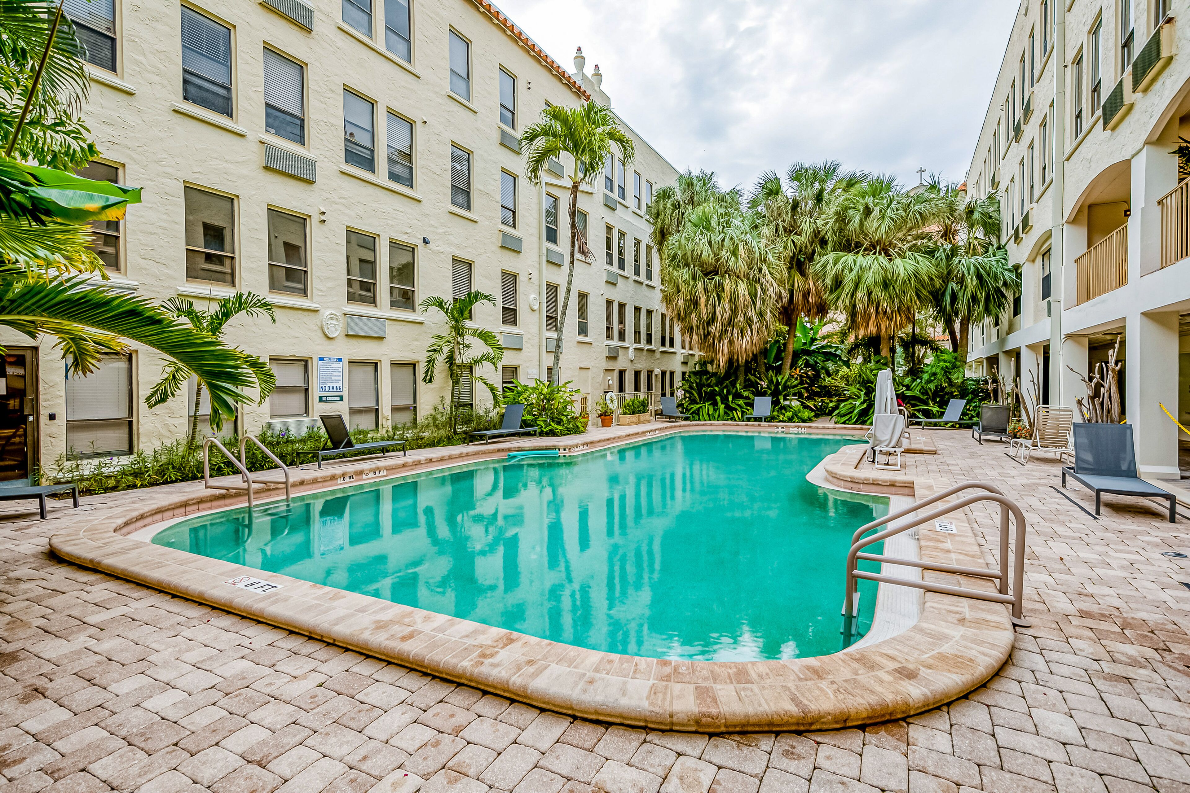 Downtown condo with a pool, washer/dryer, and partial AC - snowbird friendly