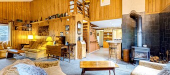 MCM hideaway with entertainer's deck, dog-friendly yard, Ping-Pong & WFH desks