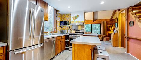 Réfrigérateur, four à micro-ondes, un four, surface de cuisson