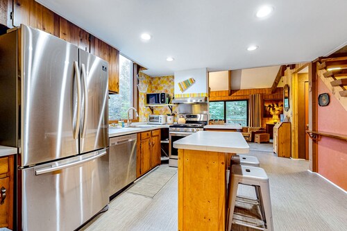 MCM hideaway with entertainer's deck, dog-friendly yard, Ping-Pong & WFH desks