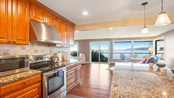 Réfrigérateur, four à micro-ondes, un four, surface de cuisson