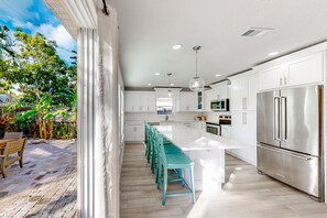 Geladeira, micro-ondas, fogão, cooktop