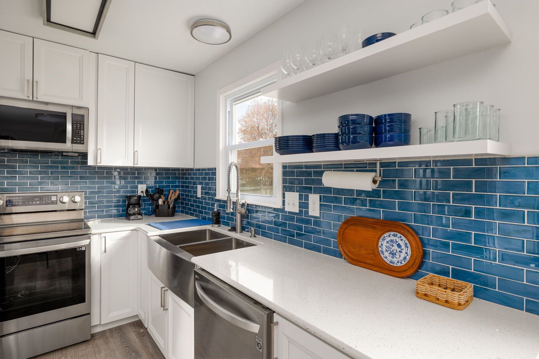 Een koelkast, een microgolfoven, een oven, een kookplaat