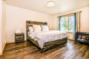 4 bedrooms, iron/ironing board, Internet, bed sheets - Recreational lakefront home w/ private dock, trails access, & washer/dryer (Tomahawk)