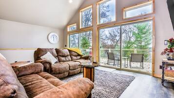 Televisión, chimenea, reproductor de DVD, futbolito