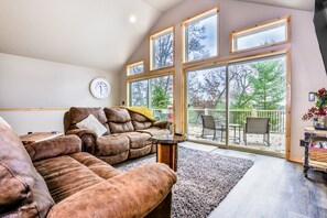 Televisión, chimenea, reproductor de DVD y futbolito 