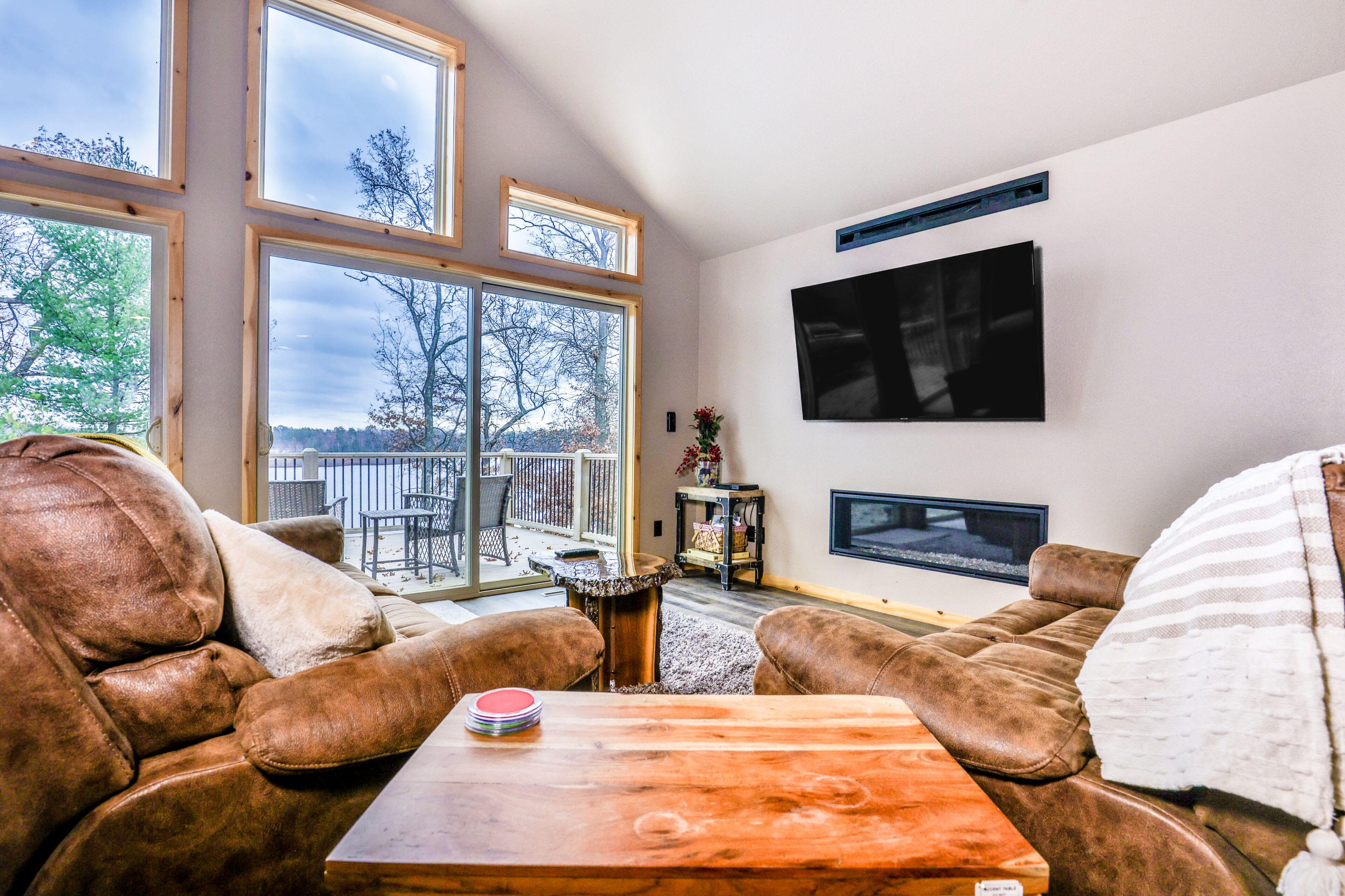 Télévision, cheminée, lecteur de DVD, baby-foot