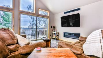 Télévision, cheminée, lecteur de DVD, baby-foot