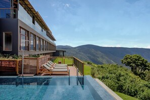 สระว่ายน้ำกลางแจ้ง