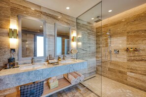 Executive-Suite | Hochwertige Bettwaren, Minibar, Zimmersafe, individuell eingerichtet
