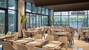 供應早餐、午餐、晚餐;創意料理