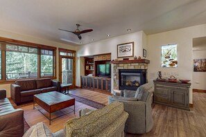 TV, caminetto, lettore DVD