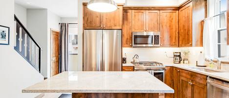 ثلاجة، ميكروويف، فرن، موقد طهي مسطح