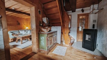 Fernseher, Kamin, Bücher, Stereoanlage