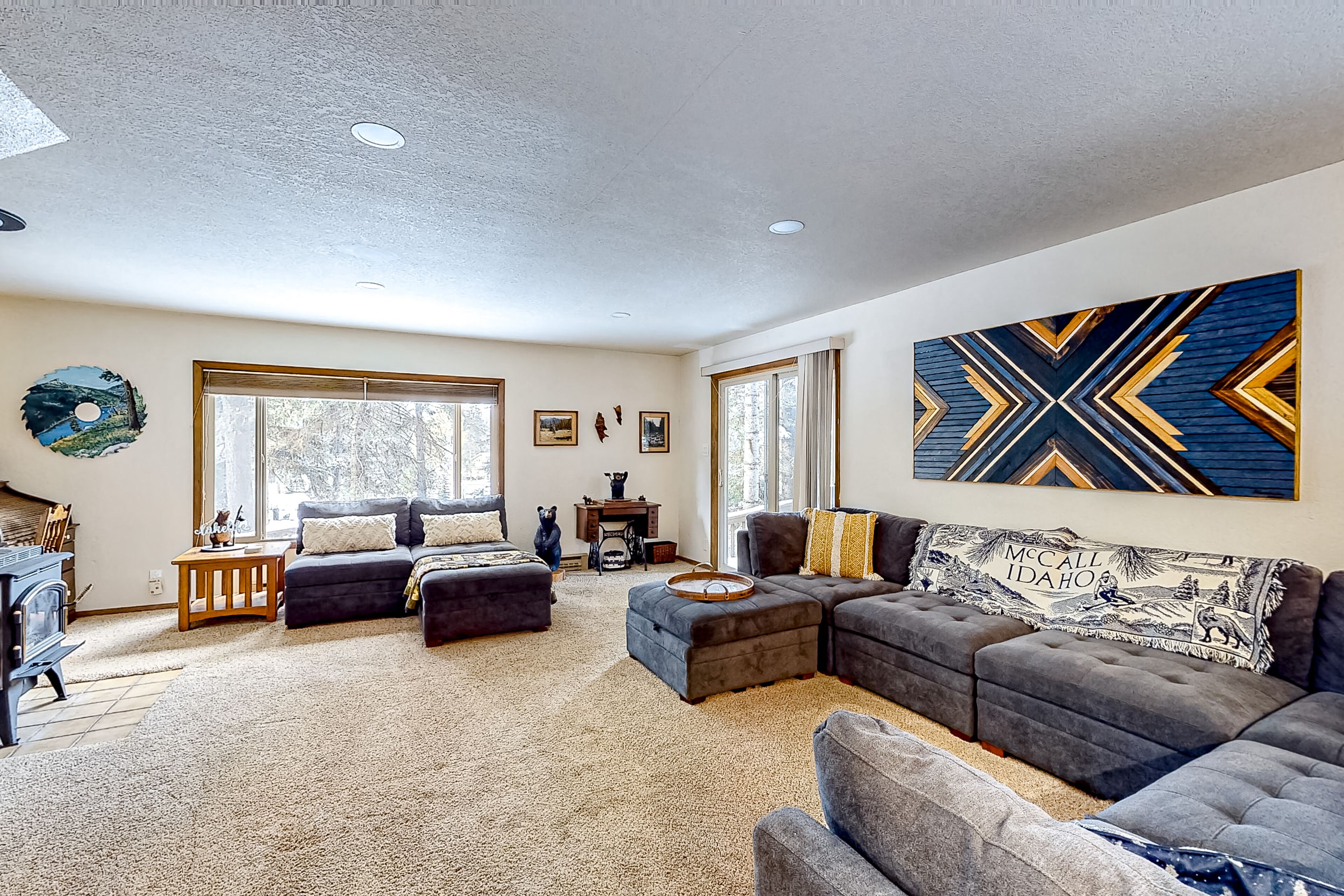 Scenic river view retreat near beaches with mountain views - fireplace & W/D