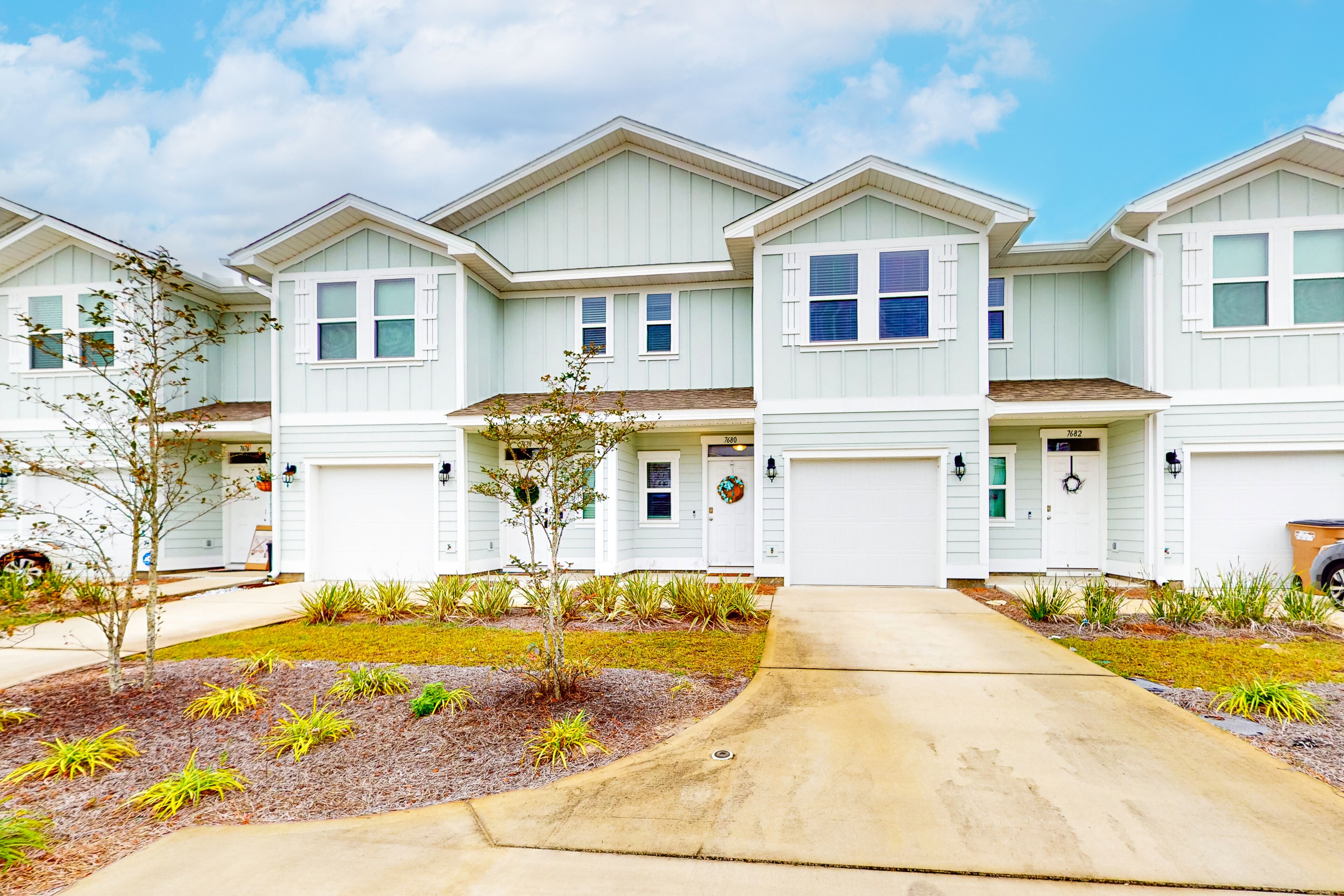 Modern townhome with W/D, AC, nature views & pool access - snowbird-friendly