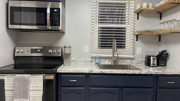 Een koelkast, een magnetron, een oven, een kookplaat