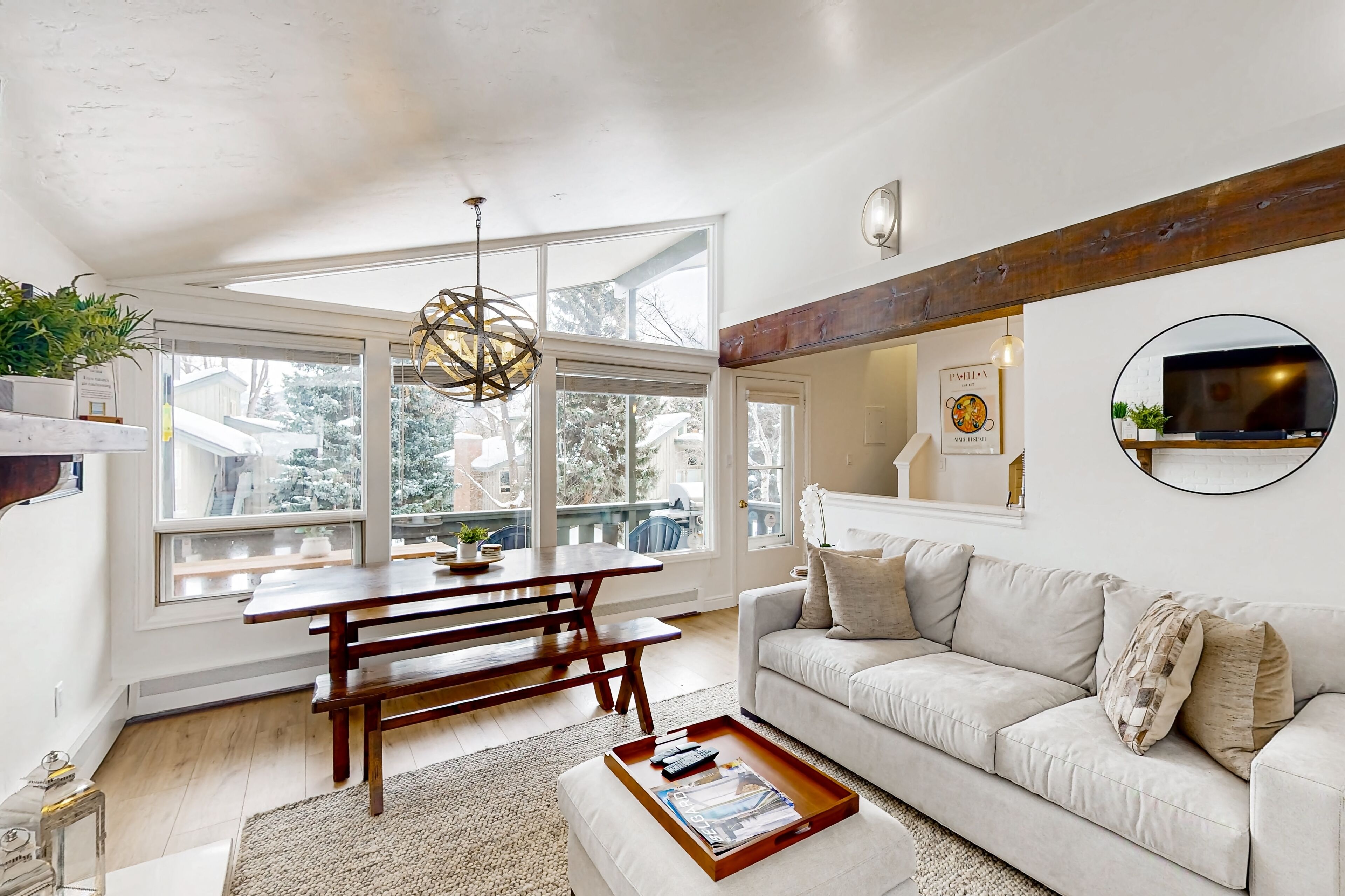 Een televisie en een open haard