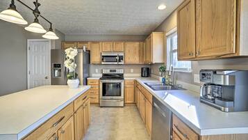 Fridge, microwave, stovetop, dishwasher