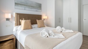A hotel room with a large bed, two bedside lamps, a headboard, and a wardrobe. - Ref. 400719 (Motril)