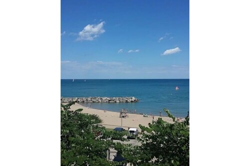 Lake Forest Luxury 4 Bedroom with Beach nearby