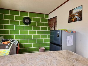 Kjøleskap, mikrobølgeovn, ovn og kokeplater