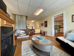 TV, fireplace