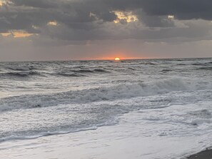 A beach with waves and a sunset. - Cozy Southern Florida House 7 minutes from the beach (Hobe Sound)