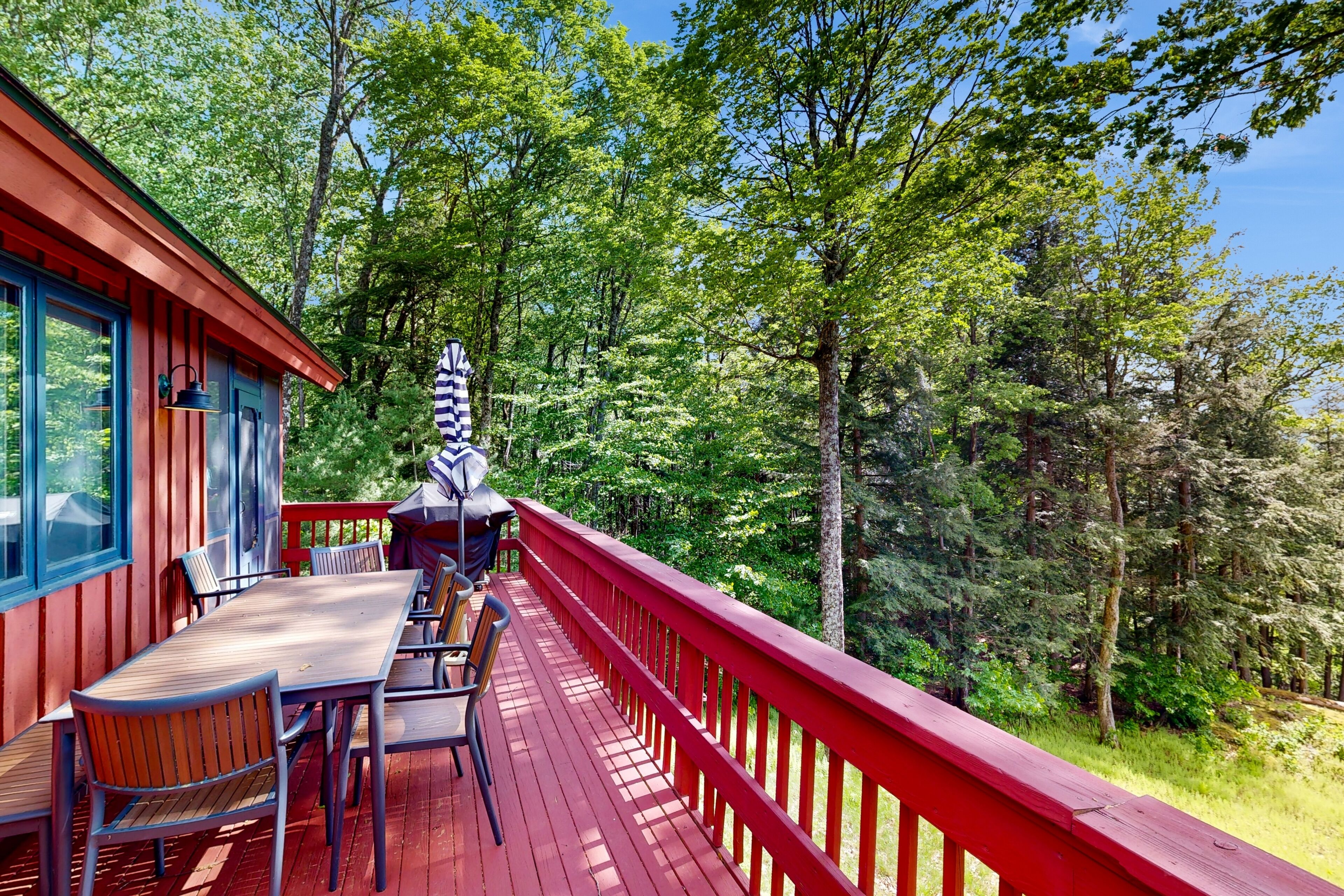 Tranquil & renovated dog-friendly home with mountain views, W/D, AC