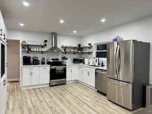 雪櫃、微波爐、焗爐、爐具