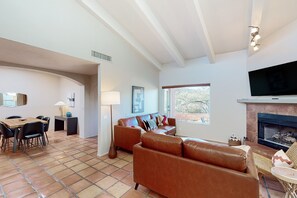 TV, lareira, serviços de streaming