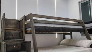 2 habitaciones, tabla de planchar con plancha, wifi y ropa de cama