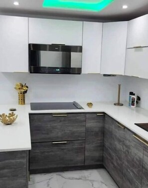 Kühlschrank, Mikrowelle, Wasserkocher mit Kaffee-/Teezubehör