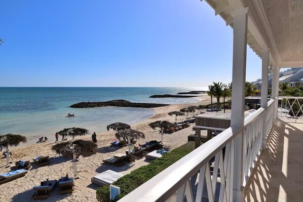 Chaises longues, serviettes de plage