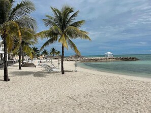 Chaises longues, serviettes de plage
