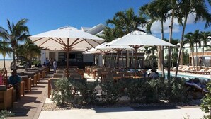 Ein Resort mit Außenbereich, Palmen und einem Pool.