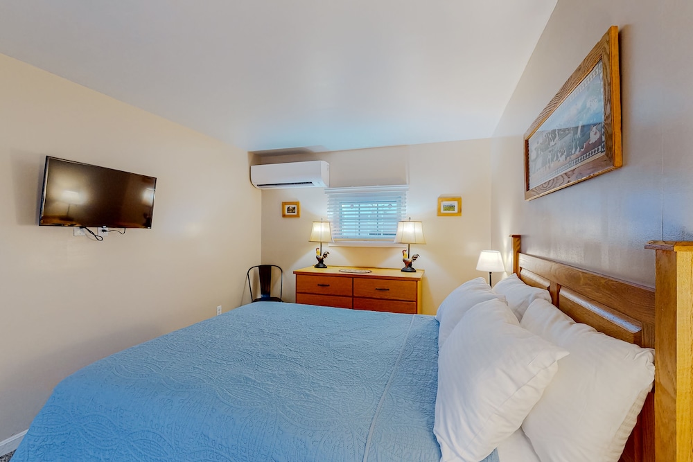 Secluded, dogfriendly cabin with hot tub, mountain view, fireplace