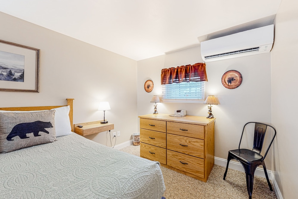 Dogfriendly, mountainview cabin with shared hot tub, fireplace, & central AC Morristown Vrbo